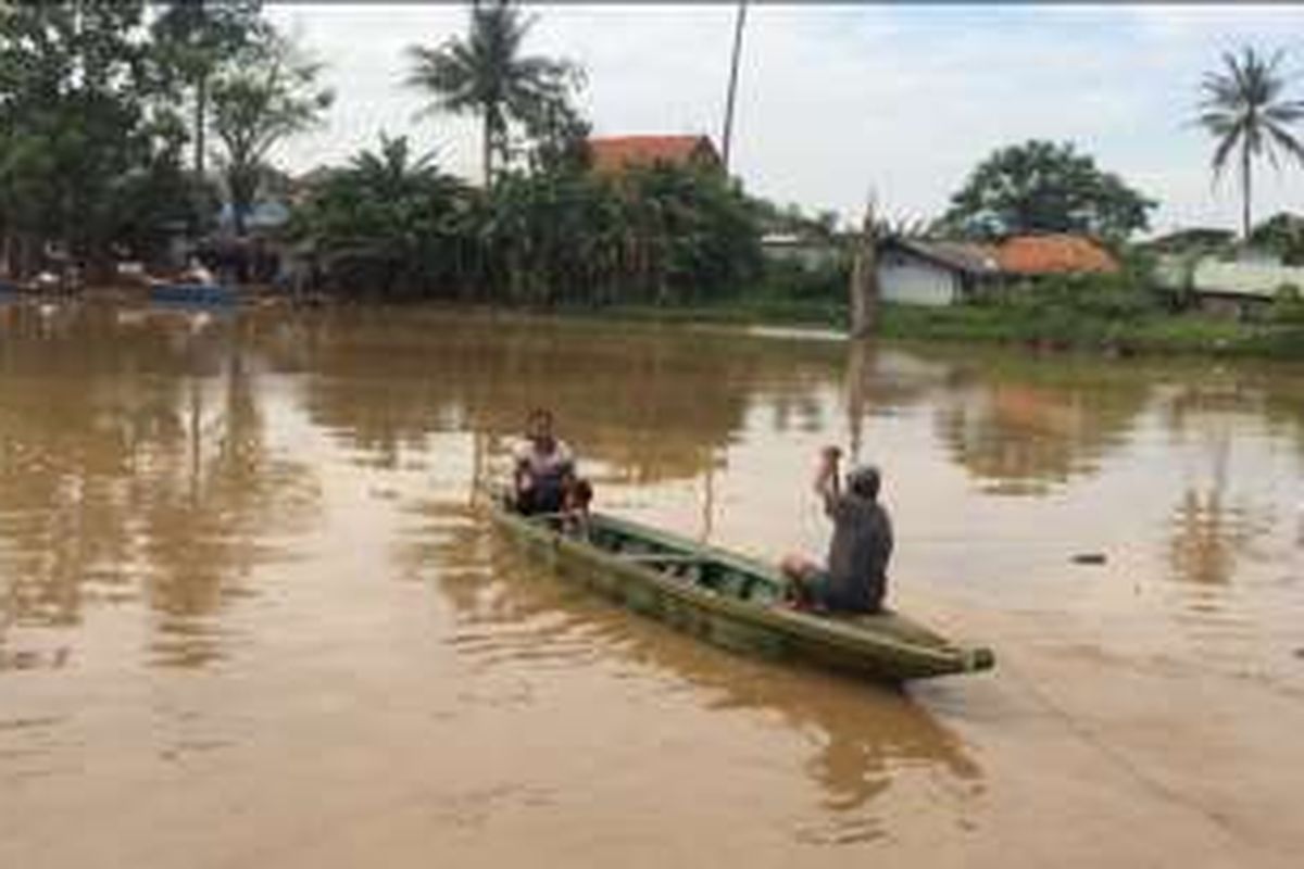 Pengayuh sampan di Kali Cisadane, Tangerang.