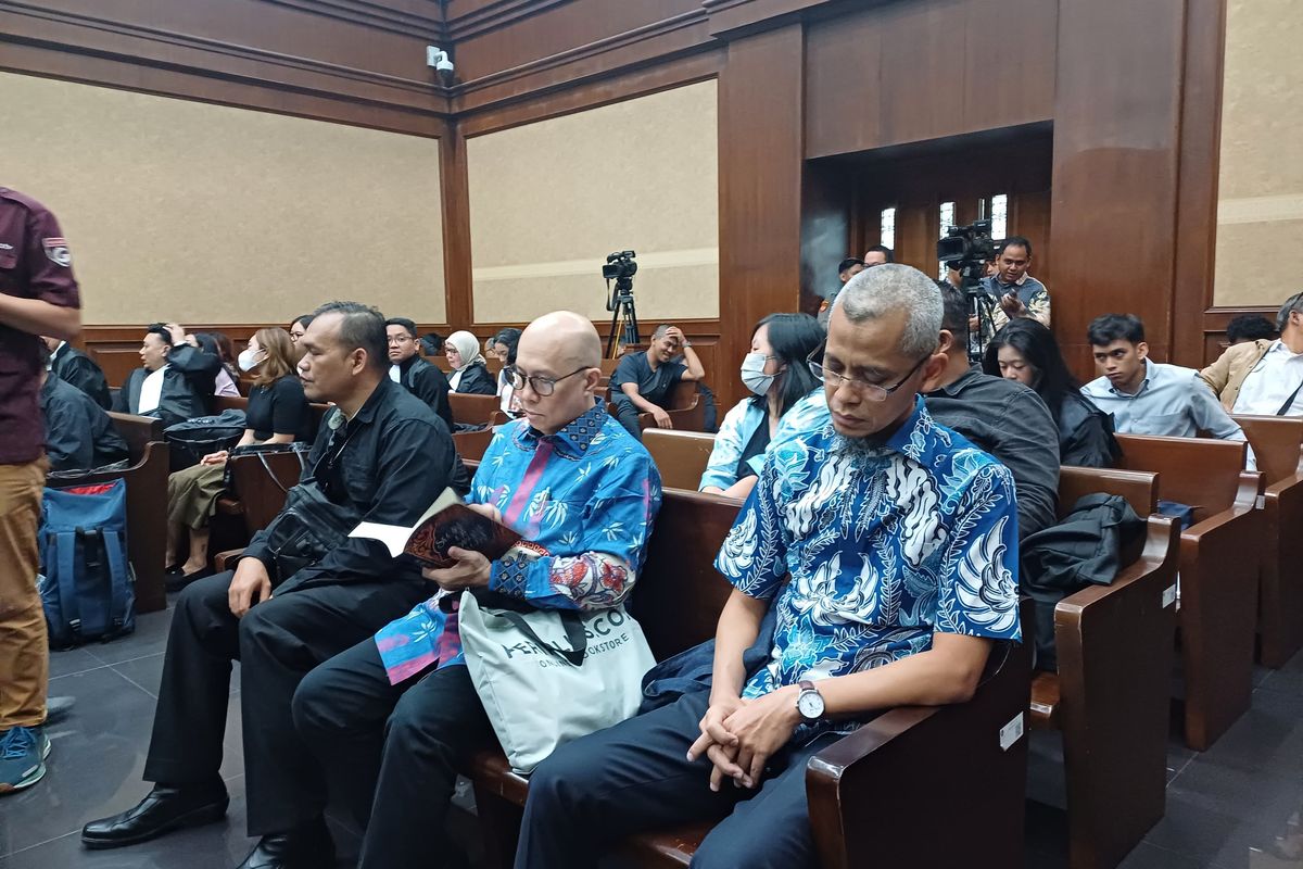 Mantan Direktur Utama PT Taspen Antonius N.S. Kosasih (kanan) dan eks Direktur Utama PT Insight Investment Management (PT IIM), Ekiawan Heri Primaryanto sebelum menjalani sidang dengan agenda dakwaan di Pengadilan Tipikor Jakarta Pusat, Selasa (27/5/2025).