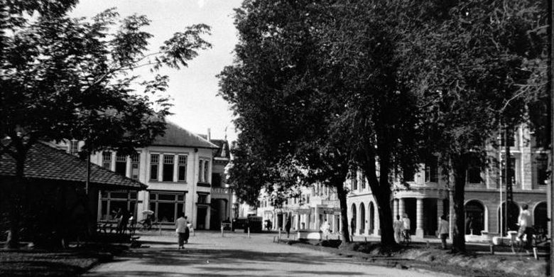 Foto diambil di persimpangan antara Kesawan, Cremerweg, Nienhuysweg dan Huttenbachstraat di Medan tepatnya di sepanjang Esplanade di pintu masuk Kesawan antara 1910 hingga 1930. 