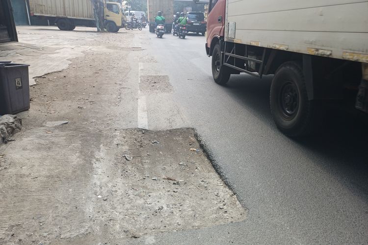 Lubang Menganga di Jalan Terusan Bandengan Jakut, Pengendara Khawatir Saat Jam Pulang Kerja
