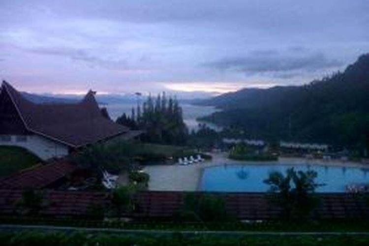 Pemandangan menjelang malam di  Danau Toba dilihat dari Hotel Niagara, Parapat, Sumatera Utara, Kamis (4/12/2014) sore. 