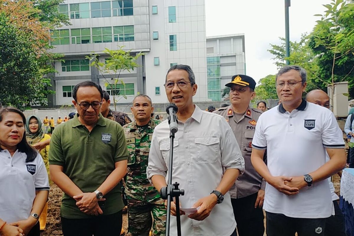 Penjabat (Pj) Gubernur DKI Jakarta Heru Budi Hartono saat ditemui usai secara simbolis menanam 25 pohon cempaka putih di area Laboratorium Balai Tekstil Jakarta, Cempaka Putih, Jakarta Pusat, Jumat (27/1/2023).