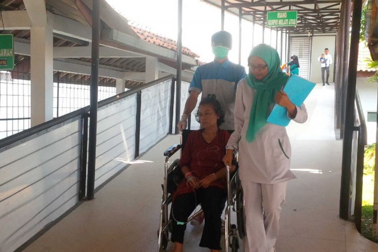  Pasien Nining Sunarsih (duduk di kursi roda) didampingi dua perawat saat dipindah ruangan di RSUD R Syamsudin,Kota Sukabumi, Jawa Barat, Rabu (4/7/2018).