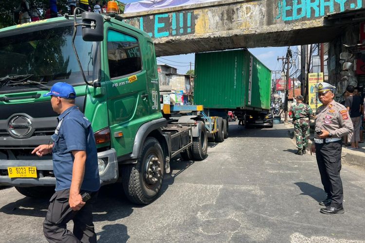 Sebuah truk kontainer mengalami kecelakaan di Jalan Raya KS Tubun, Simpang Kedung Halang, Kota Bogor, Jawa Barat, Senin (31/7/2023).