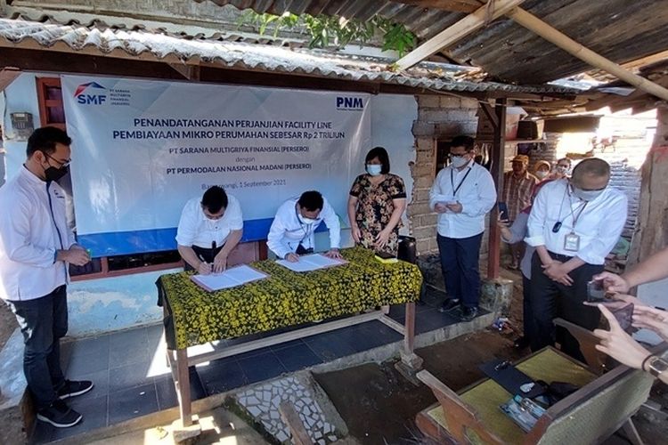 Penandatanganan dokumen Perjanjian Kerja Sama tentang Pemberian Fasilitas Pembiayaan Program HOME.
Dokumen kerja sama tersebut ditandatangani oleh Direktur Utama SMF, Ananta Wiyogo dan Direktur PT PNM, Arief Mulyadi pada Rabu (1/9/2021) di Dusun Macan Putih, Banyuwangi, Jawa Timur.