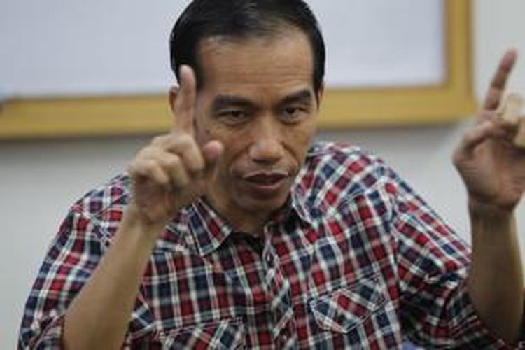 Joko Widodo atau akrab dipanggil Jokowi, menjawab pertanyaan wartawan saat berkunjung ke Kantor Redaksi Kompas.com, Palmerah, Jakarta, Sabtu (31/3/2012). 