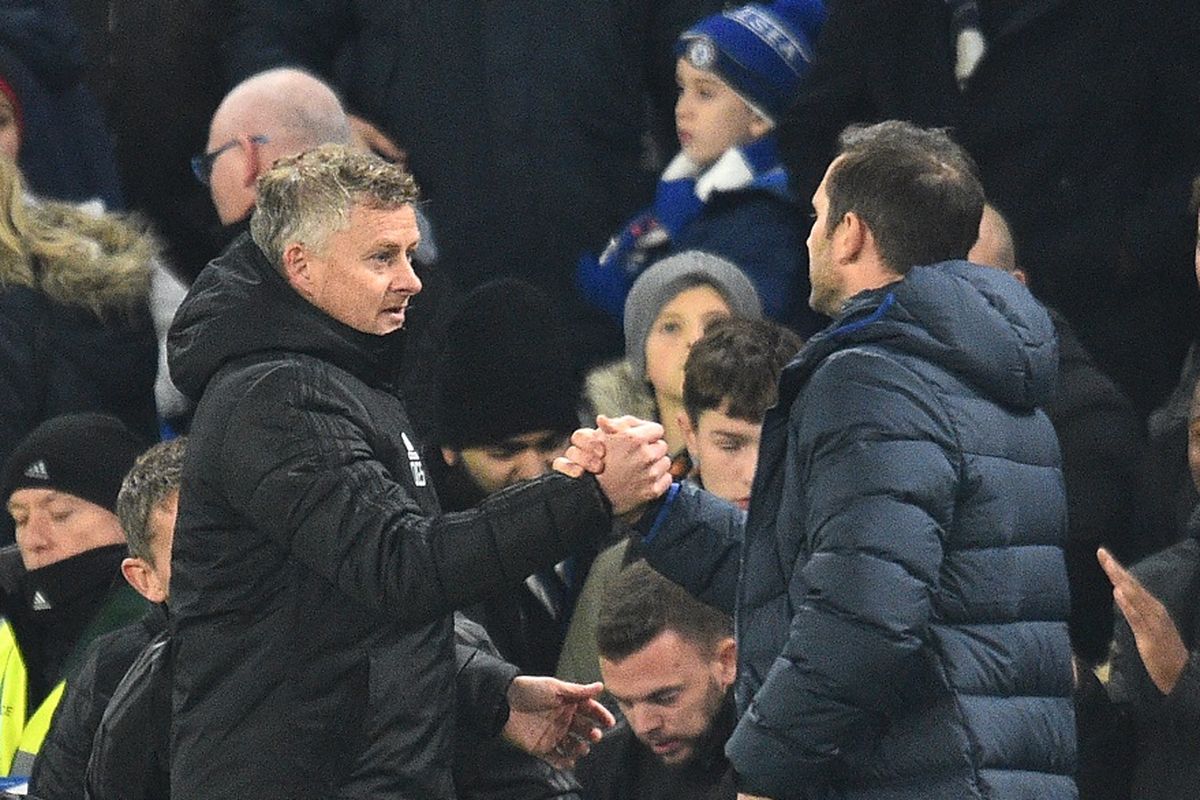 Pelatih Manchester United, Ole Gunnar Solskjaer (kiri), bersama juru taktik Chelsea, Frank Lampard (kanan), pada lanjutan babak kelima Piala Liga Inggris, 30 Oktober 2019.
