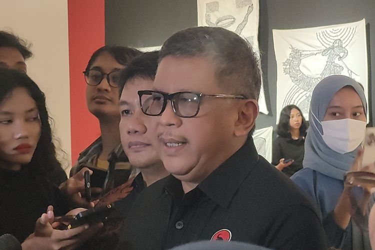 Sekretaris Jenderal PDI-P Hasto Kristiyanto ditemui di Galeri Nasional, Jakarta Pusat, Senin (13/5/2024).