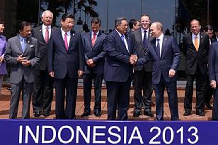 Presiden Susilo Bambang Yudhoyono dan para pemimpin APEC melakukan sesi foto bersama di halaman Ruang Gamelam, Hotel Sofitel, di kawasan Nusa Dua, Bali, Selasa (8/20/2013).