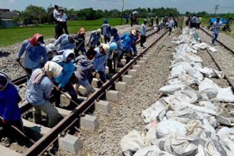 Ratusan pekerja dikerahkan untuk menggeser rel jalur tunggal untuk dialihkan ke jalur ganda di ruas antara Cepu, Jawa Tengah, dan Tobo, Bojonegoro, Jawa Timur, Rabu (26/3). Pengalihan jalur ini sekaligus menandai dioperasikannya jalur ganda Bojonegoro-Semarang Tawang sepanjang 208 kilometer. Jalur ini merupakan bagian dari proyek jalur ganda Jakarta-Surabaya yang ditargetkan beroperasi April 2014.