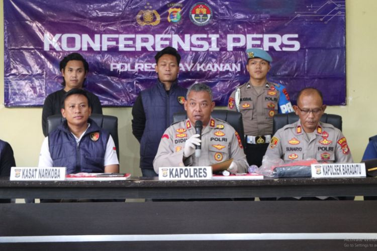 Polres Way Kanan Bekuk 3 Pengedar Sabu, Mobil Pelaku Nekat Tabrak Polisi Saat Kabur