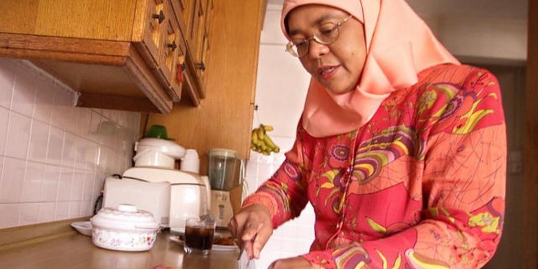 Halimah Yacob saat menyiapkan makanan di dapaur rusunnya pada 2004.