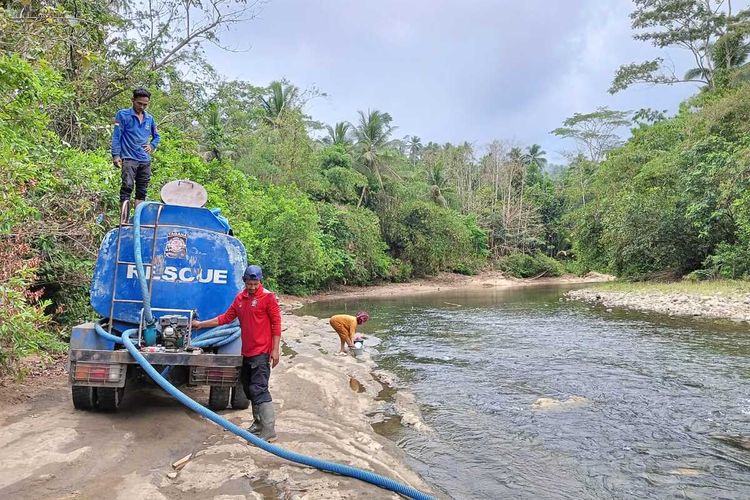 Sebuah truk tangki Tagana Pangandaran terpaksa menuruni jalan curam untuk mengambil air bersih yang akan didistribusikan kepada warga di daerah Cimerak, Kabupaten Pangandaran, Jawa Barat.
