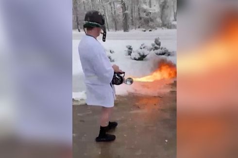 Viral Video Pria Memakai Piyama Cairkan Salju dengan Alat Penyembur Api