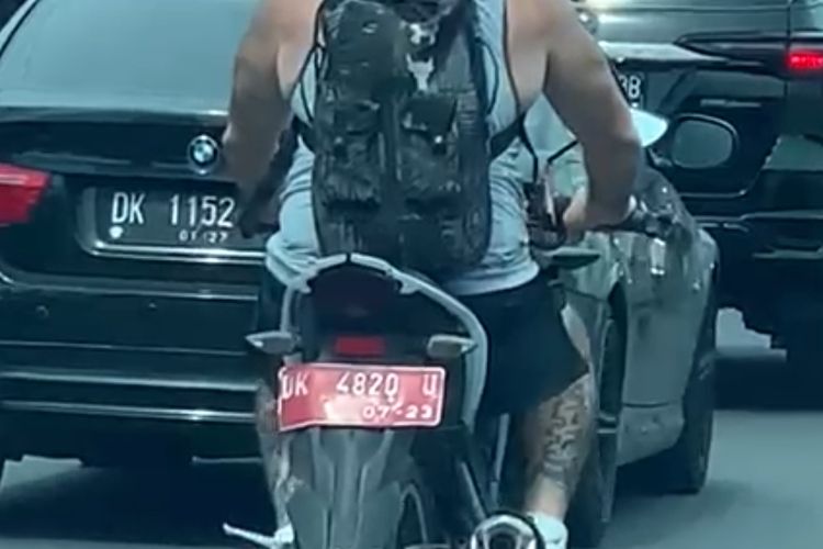 Tangkapan layar video WNA yang mengendarai sepeda motor pelat merah di Kota Denpasar, Bali. 