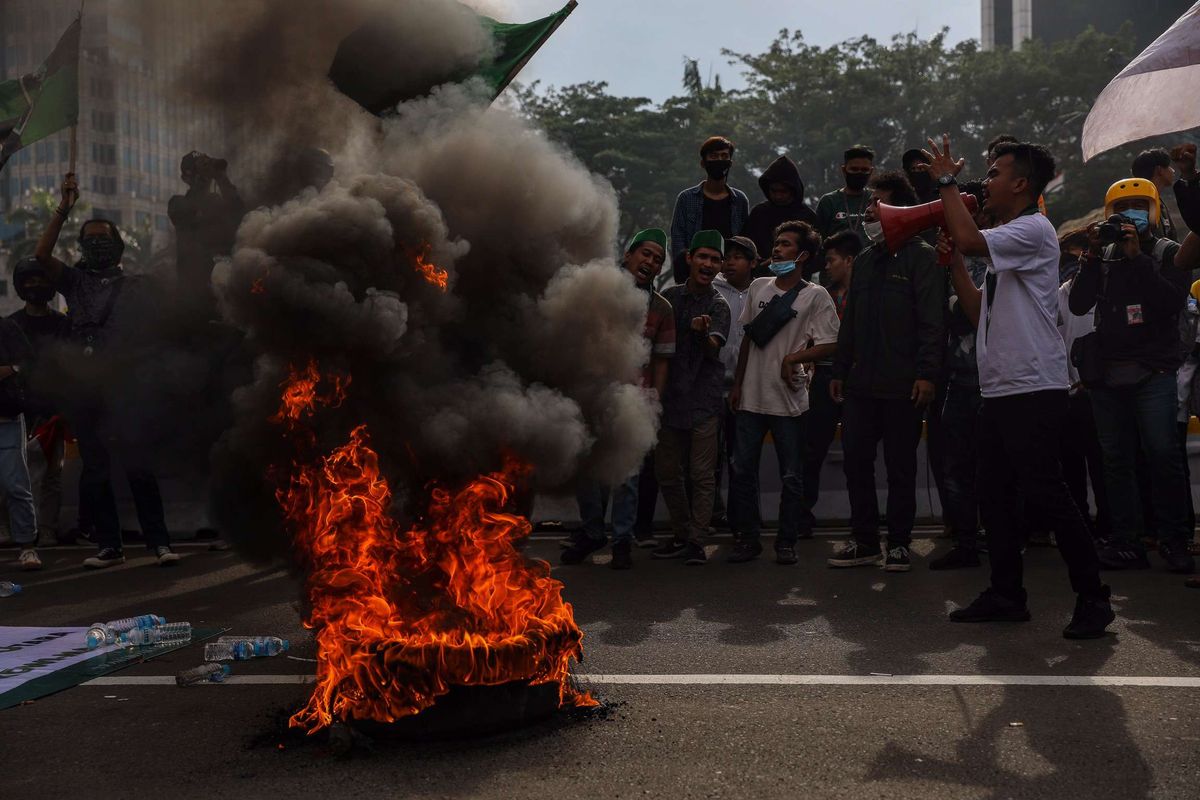 Mahasiswa yang tergabung dalam BEM Seluruh Indonesia (SI) melakukan aksi unjuk rasa di kawasan Patung Kuda, Jakarta Pusat, Selasa (20/10/2020). Mereka menolak pengesahan omnibus law Undang-undang Cipta Kerja yang bertepatan dengan satu tahun pemerintahan Jokowi-Maruf.