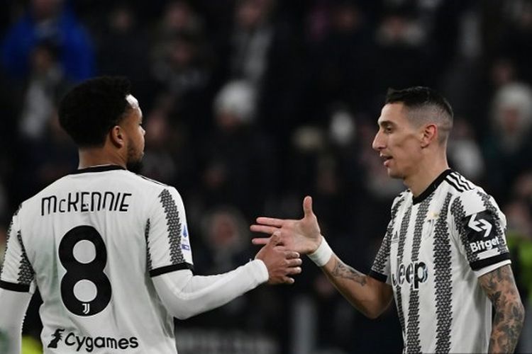 Weston McKennie (kiri) dan Angel Di Maria berjabat tangan selama pertandingan Juventus vs Atalanta  pada pekan ke-19 Liga Italia Serie A 2022-2023 yang digelar di Stadion Allianz, Turin, pada Minggu (22/1/2023) malam waktu setempat. Terkini, Juventus akan menjamu Monza pada laga pekan ke-20 Liga Italia, Minggu (29/1/2023).