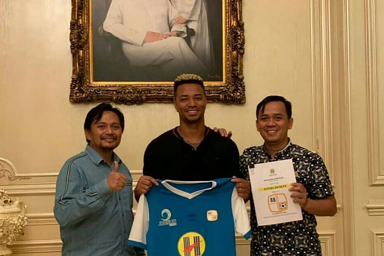 Rafael Silva (tengah) dan manajer Barito Putera Hasnuryadi Sulaiman (kiri), usai proses penandatanganan kontrak.