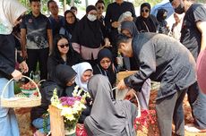 Isak Tangis Tamara Tyasmara dan Ketegaran Angger Dimas di Pemakaman Ibunya