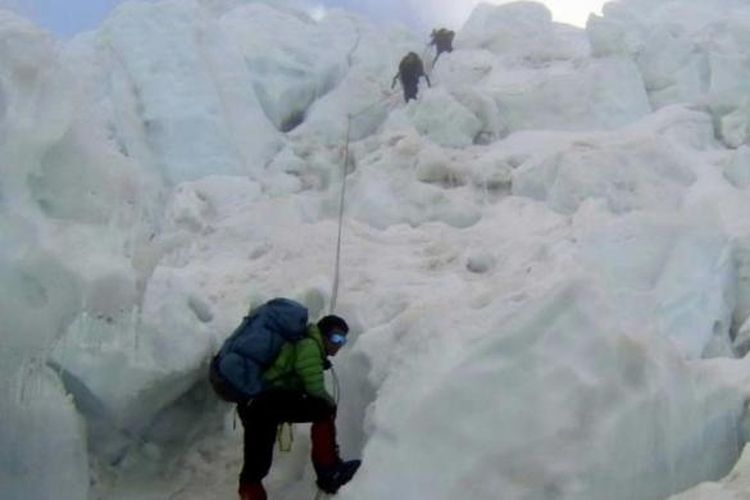 Sherpa Nepal mendaki Khumbu Icefall, di atas base camp dalam perjalanan mereka ke puncak Gunung Everest (8.850 meter). Mei adalah bulan yang paling populer untuk pendakian Everest karena cuaca yang lebih menguntungkan.