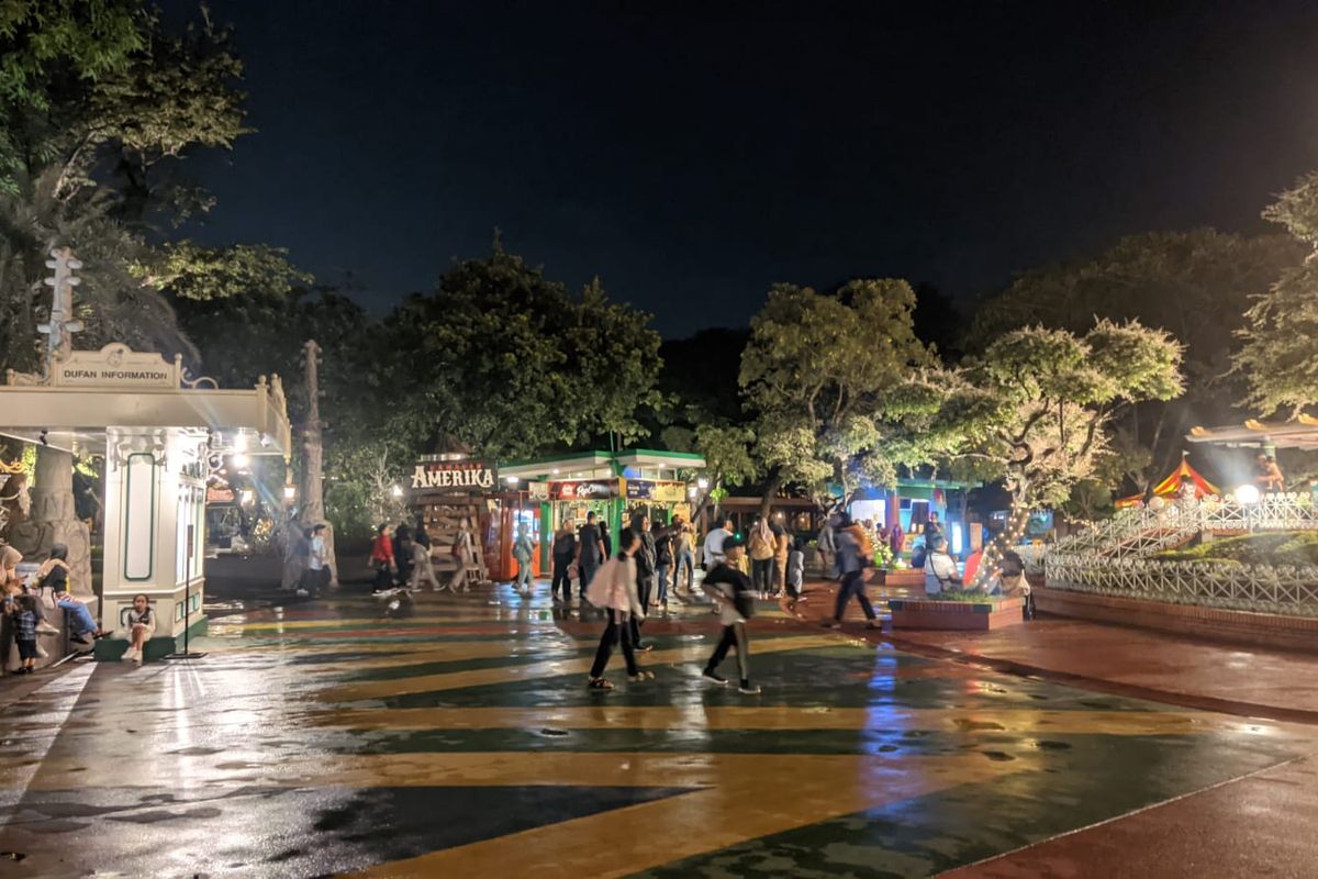 Suasana Dunia Fantasi Ancol yang masih banyak pengunjung malam ini, Minggu (23/4/2023).