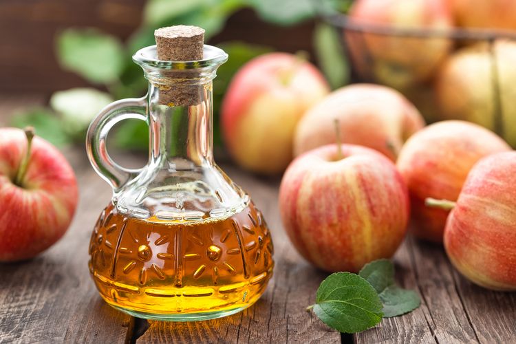 Ilustrasi cuka sari apel. Cuka sari apel mengandung air, asam asetat, karbohidrat, potasium, probiotik, dan polifenol. Berkat itu, cuka sari apel memiliki potensi kegunaan untuk kesehatan.