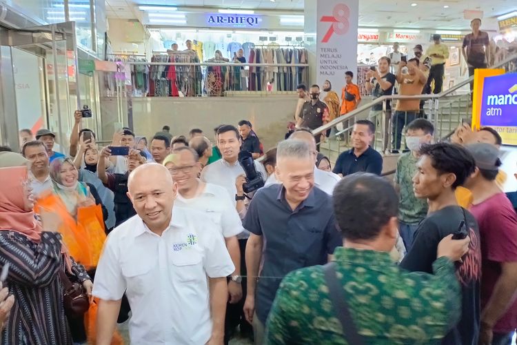 Teten Masduki Menteri Koperasi dan UKM sidak Pasar Tanah Abang, Selasa (19/9/2023)