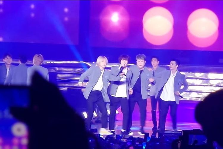 (Dari kiri ke kanan) Yesung, Heechul, Shindong, Siwon, dan Donghae saat tampil di Konser Super Show 7S di Indonesia Convention Exhibition (ICE), BSD, Tangerang, Sabtu (15/06/2019) malam.