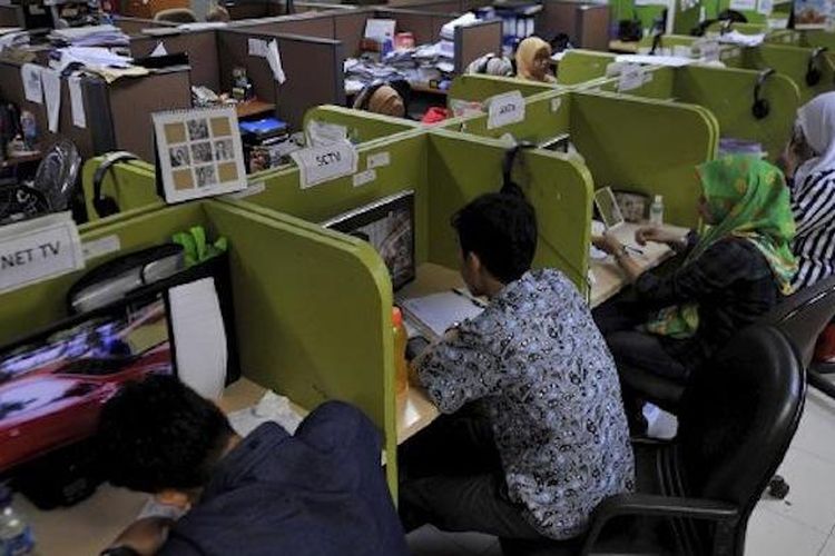 Pemantauan siaran televisi yang dilakukan petugas di Kantor Komisi Penyiaran Indonesia, Jakarta. Foto diambilakhir Februari 2016  lalu. 