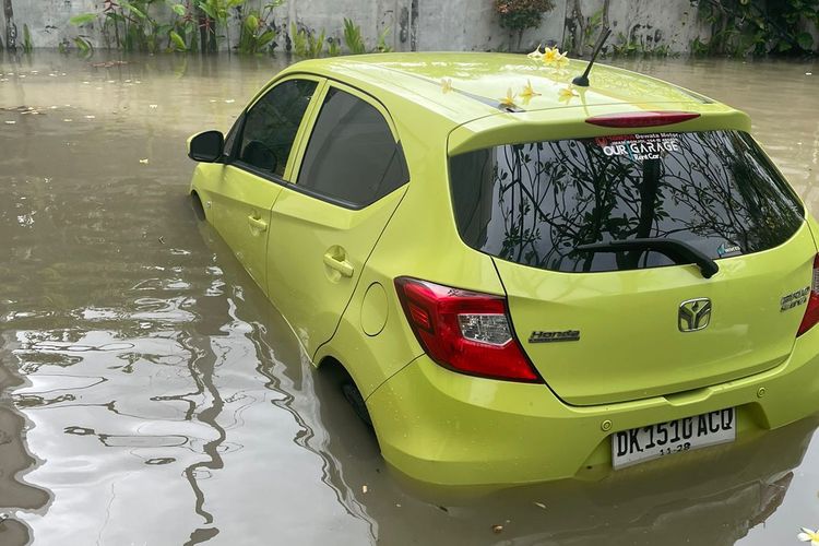 Mobil rental terendam banjir di Bali