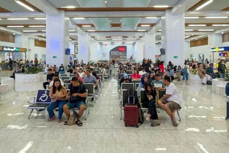 Ratusan penumpang tengah mengantre untuk menaiki Kereta Cepat atau Whoosh di Stasiun Tegalluar, Kabupaten Bandung, Jawa Barat, Kamis (23/1/2025)