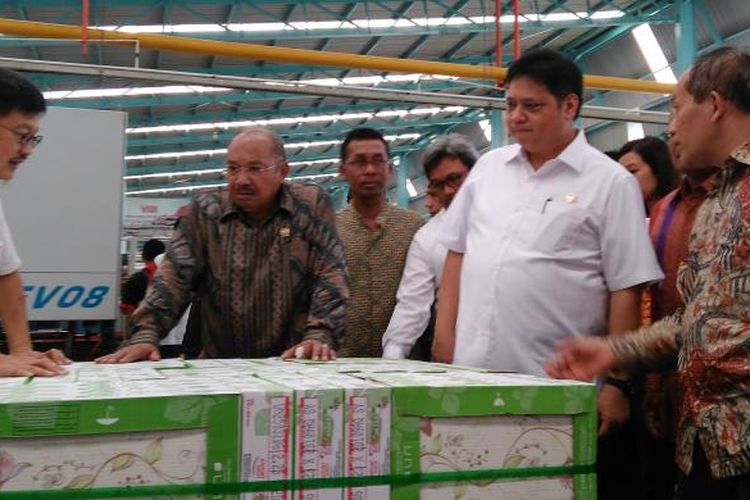 Menperin Airlangga Hartarto saat meresmikan dan meninjau pabrik keramik milik PT Arwana Citramulia Tbk di Mojokerto, Jawa Timur, Senin (9/1/2017).