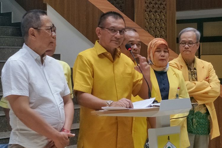 Sekjen Partai Golkar Lodewijk Freidrich Paulus saat memberikan keterangan pers di kantor DPP Partai Golkar, Slipi, Jakarta Barat, Jumat (29/6/2018).