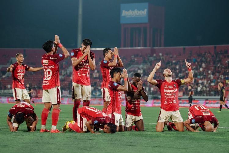 Selebrasi para pemain Bali United setelah membobol gawang Persis Solo dalam lanjutan laga Liga 1 2023-2024 di Stadion Kapten I Wayan Dipta, Gianyar, Kamis (29/2/2024), kickoff 19.00 WIB.