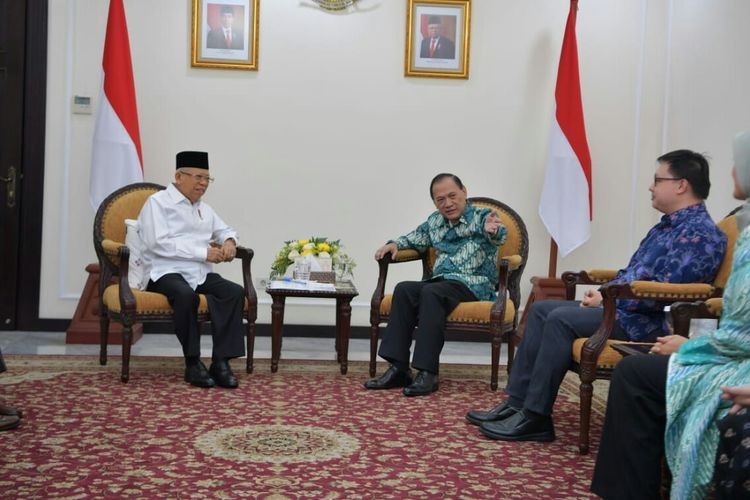 Wakil Presiden Maruf Amin menerima kedatangan Komisaris Utama Tokopedia Agus Martowardojo