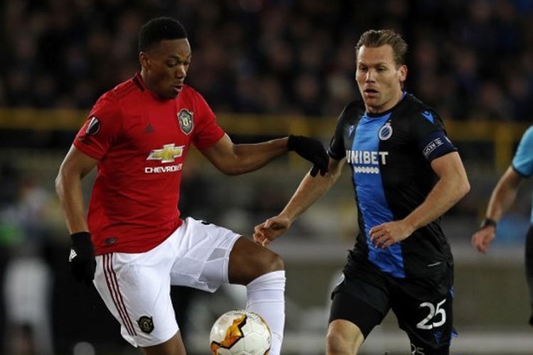 Penyerang Manchester United, Anthony Martial, berebut bola dengan pemain Club Brugge, Ruud Vormer, pada laga leg pertama babak 32 besar Liga Europa di Jan Breydel Stadion, Jumat (21/2/2020) dini hari WIB.