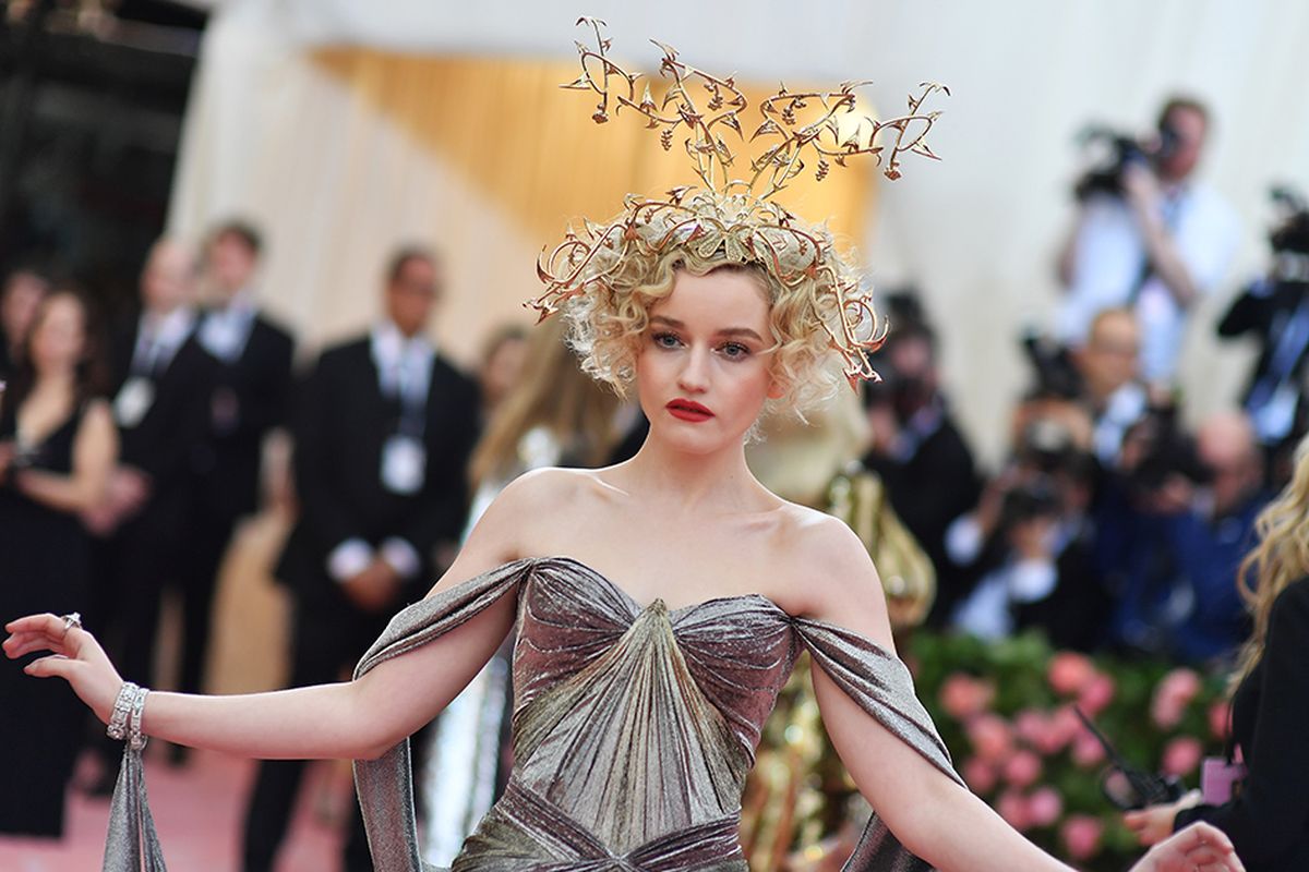 Julia Garner berpose saat hadir pada gelaran Met Gala 2019 di Metropolitan Museum of Art New York, Senin (6/5/2019) waktu setempat. Sederet busana mewah hingga unik dikenakan para selebriti yang hadir pada acara penggalangan dana tahunan terbesar di dunia mode ini.