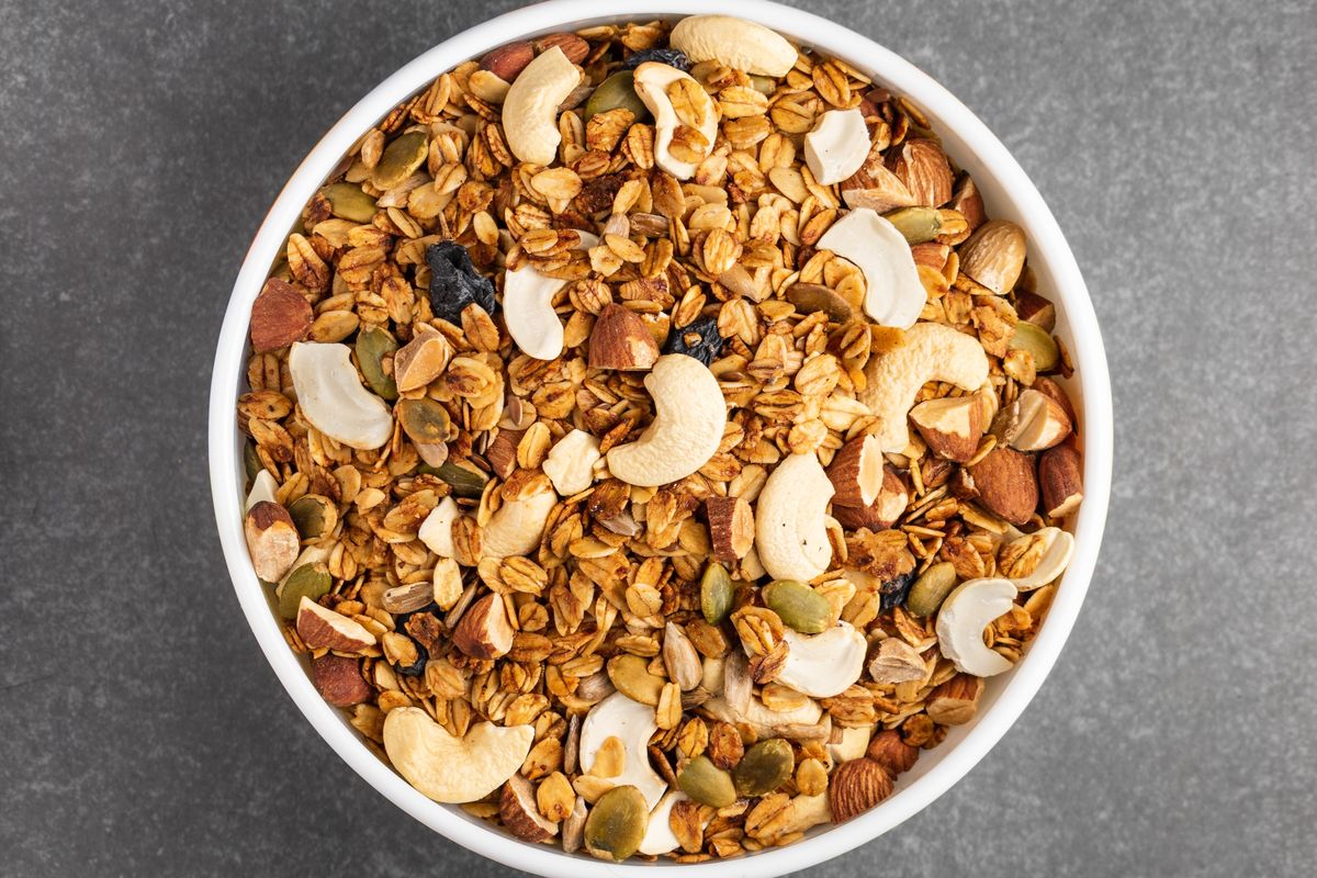 Ilustrasi granola dari beragam biji-bijian dan kacang yang sehat. 