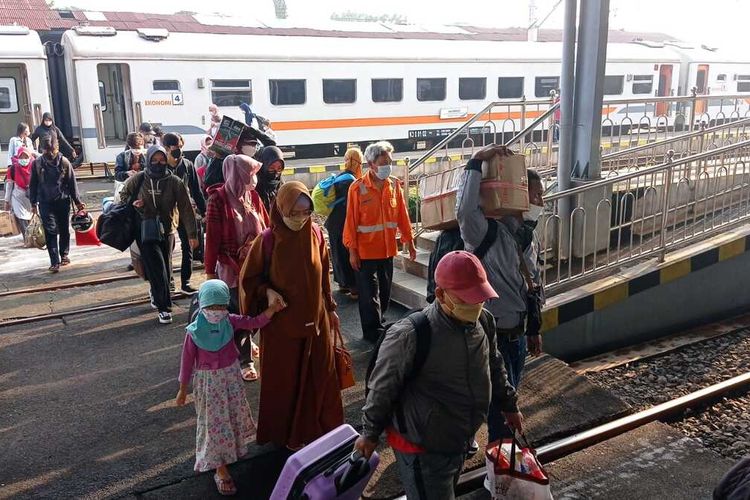 penumpang mulai berdatangan di Stasiun Yogyakarta, Rabu (27/4/2022)