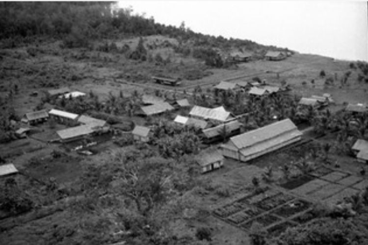 Pemandangan sebagian Kota Tua Kokonao, Kabupaten Mimika, Papua dari ketinggian pada tahun 1960.