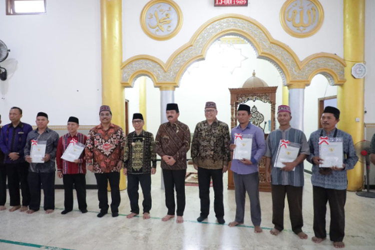Menteria ATR/Kepala BPN, Hadi Tjahjanto saat menyerahkan sebanyak 5 sertifikat tanah wakaf untuk masjid dan satu sekolah di Masjid Nurul Fallah Waemata Labuan Bajo, Nusa Tenggara Timur, Kamis (14/09/2023). 
