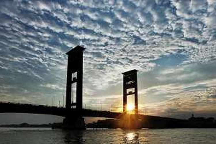 Siluet saat senja di Jembatan Ampera yang melintang di atas Sungai Musi, Palembang, Sumatera Selatan, Jumat (5/8/2016). Sungai Musi menjadi bagian dari kehidupan warga Palembang dengan sejumlah akar budaya yang terdapat di sepanjang aliran sungai.