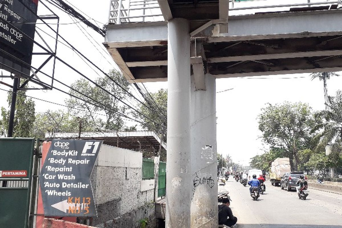 Kabel-kabel yang menjuntai di sekitar Jembatan Penyebrangan Orang (JPO) Dispenda Daan Mogot, Jakarta Barat.