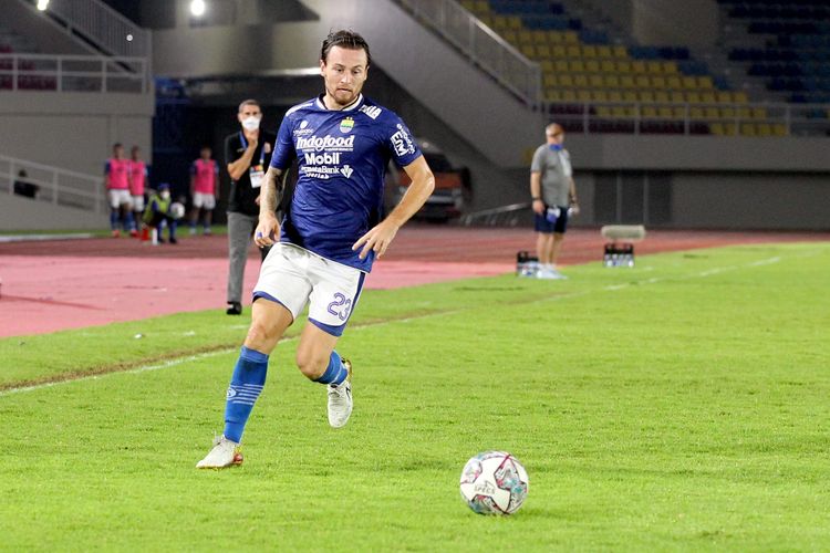 Gelandang Persib Bandung Marc Klok saat pertandingan pekan 12 Liga 1 2021-2022 yang berakhir dengan skor 0-1 di Stadion Manahan, Solo, Sabtu (20/11/2021) malam.