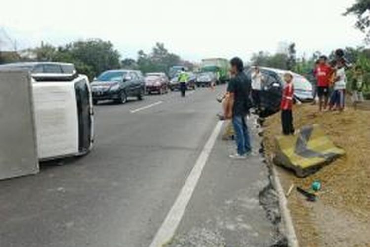  Kecelakaan beruntun di KM 128 Tol Purbaleunyi , Senin (15/7/2013).