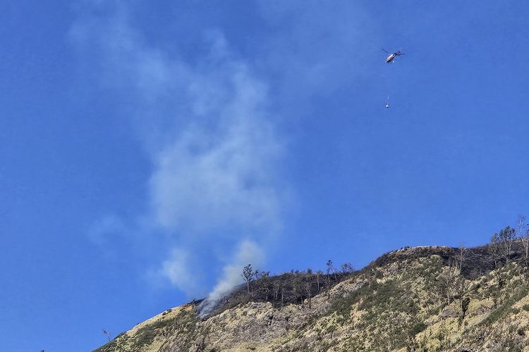 Helikopter Water Bombing Diterjunkan untuk Padamkan Kebakaran Bromo