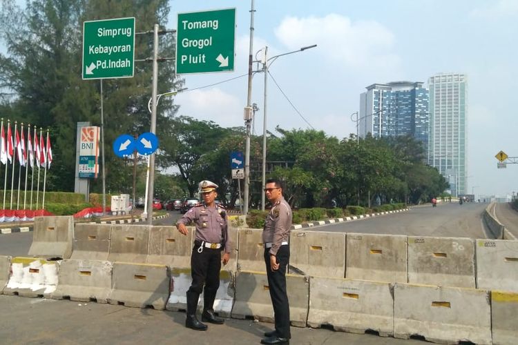 Penutupan jalan sekitar Gedung DPR RI jelang pelantikan Presiden dan Wakil Presiden terpilih Indonesia