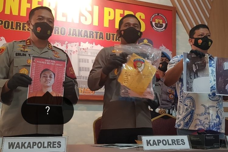 Kapolres Jakarta Utara Kombes Pol Wibowo (tengah) saat menunjukkan foto-foto pelaku video asusila di Tanjung Priok, dalam rilis di Kantor Polres Jakarta Utara, Jumat (14/1/2022).