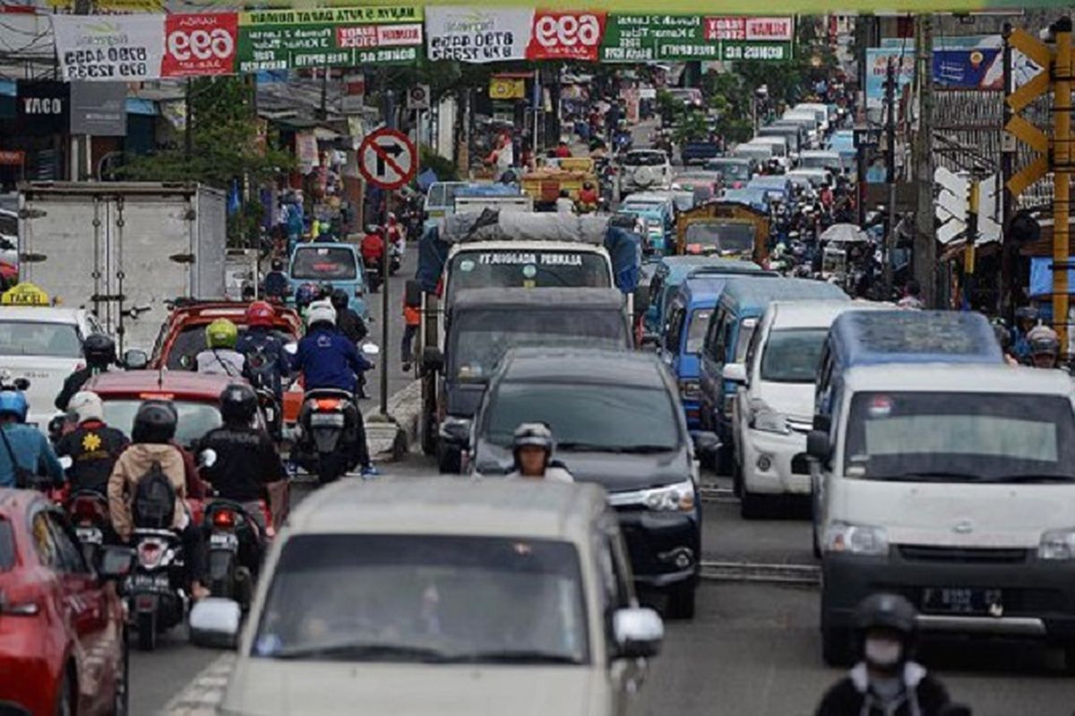 Kendaraan terjebak macet di Jalan Dewi Sartika, Depok, Rabu (26/4). Kemacetan lalu lintas menjadi salah satu masalah serius yang dihadapi Kota Depok pada usianya ke-18. Kepadatan lalu lintas tersebut imbas dari tumbuhnya permukiman, penduduk, dan kendaraan bermotor yang cukup pesat di kota ini. 