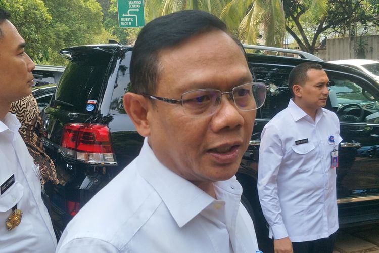 Sekjen Kementerian Pertahanan Laksdya TNI Agus Setiadji menyambangi kediaman Menteri Pertahanan Prabowo Subianto di Jalan Kertanegara, Jakarta Selatan, Rabu (23/10/2019).